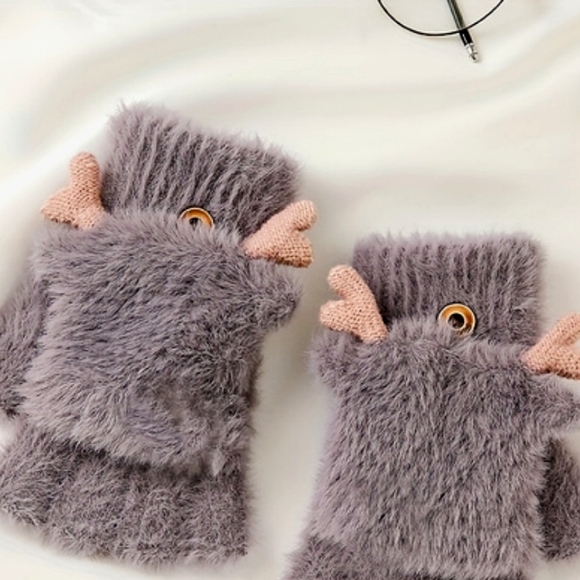 🍒NWT🍒 FUZZY REINDEER CONVERTIBLE GLOVES - Picture 4 of 7